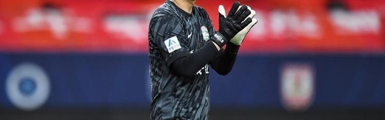 王国明又献神扑！单手封出必进球，兰克尔泽抱头遗憾，前国脚点评