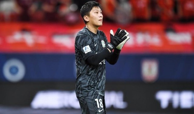 王国明又献神扑！单手封出必进球，兰克尔泽抱头遗憾，前国脚点评